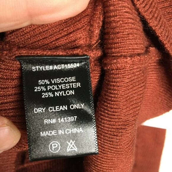 ASTR V-Neck Suki Crossover Sweater RUST Large New cozy fuzzy puff Shoulders - Picture 5 of 5